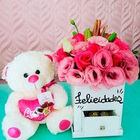 Caixa box com flores, chocolates e pelúcia